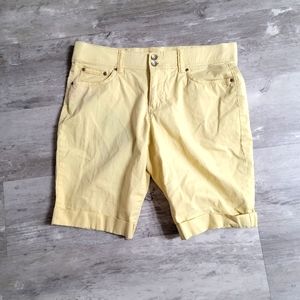 Bandolino Shorts size m